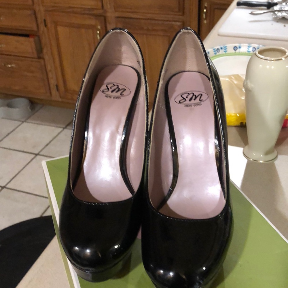 Black patented leather pumps